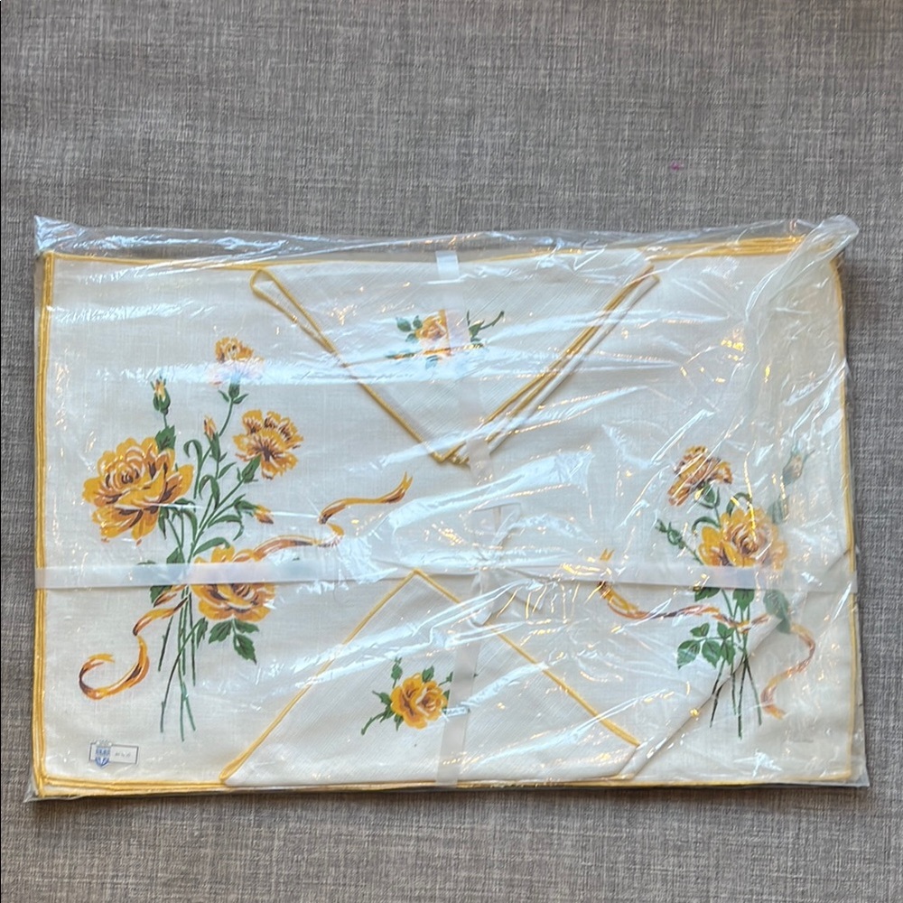 Vintage Belgian 100% Linen Napkin and Placemat Set of 4 Floral Gold Roses